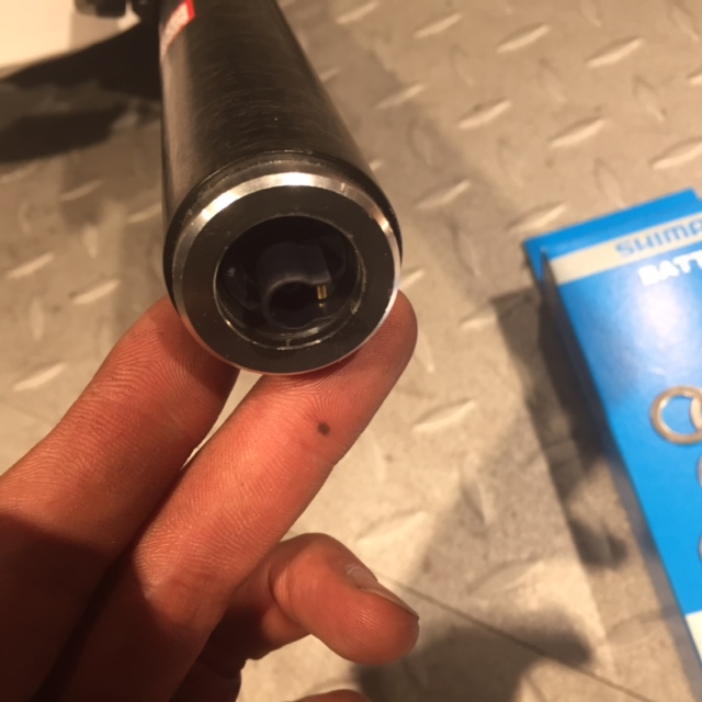 Di2内装用バッテリーの取付け（スナップリングプライヤー使用